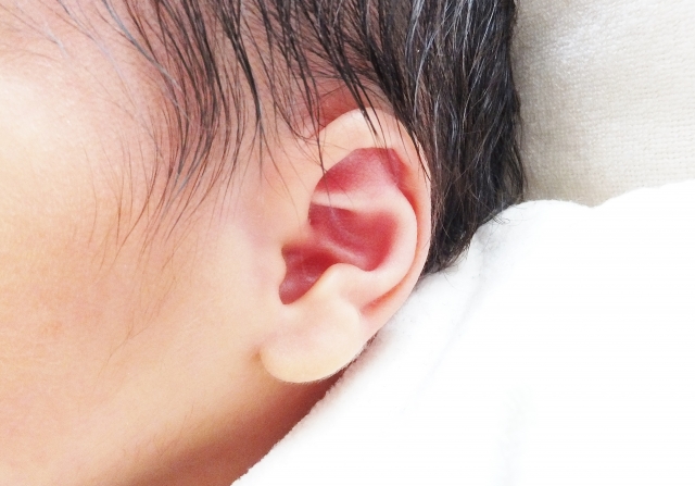 赤ちゃんが耳を掻くのは大丈夫 注意するポイントや対処法の紹介 育児の色々