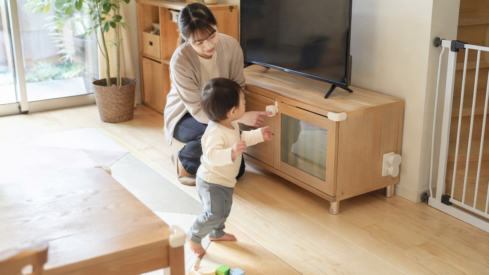 子どもの目線で家の中の危険を確認しながら、安全対策を見直している家庭の様子